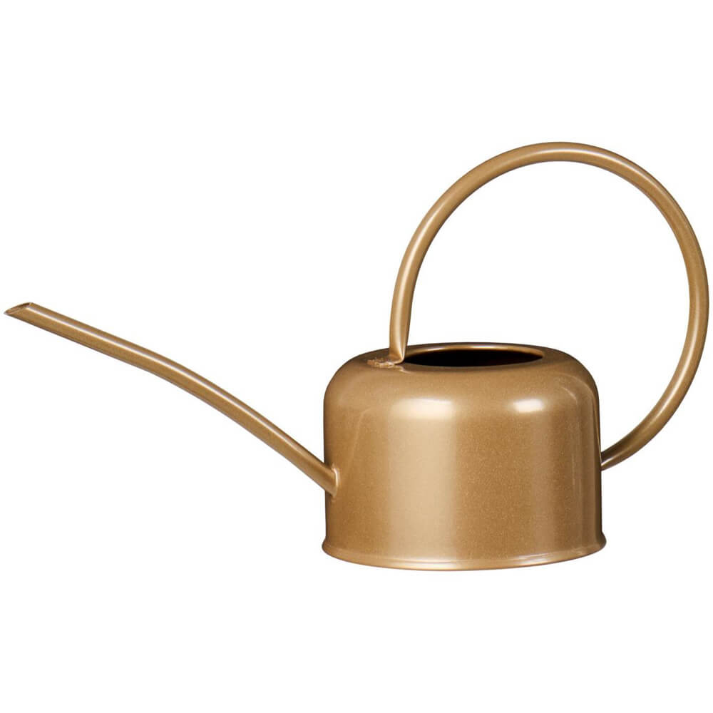 Packshot af brun vandkande i
metal med kapacitet på 0,9 liter og mål H: 20 L: 36 Ø: 13,5.