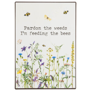 Metalskiltet 'Pardon the weeds'
har mål H: 20 L: 14 og er udført i metal.